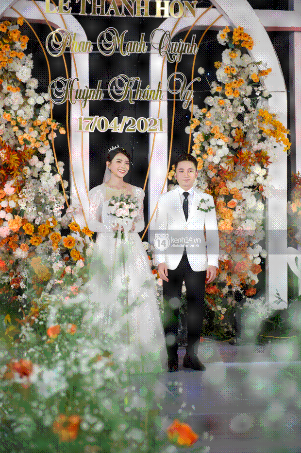 Đám cưới Phan Mạnh Quỳnh tại Nghệ An: Cô dâu đeo vàng siêu nhiều và tình tứ bên chú rể gây sốt, tiệc cưới khủng náo loạn cả làng quê!-16