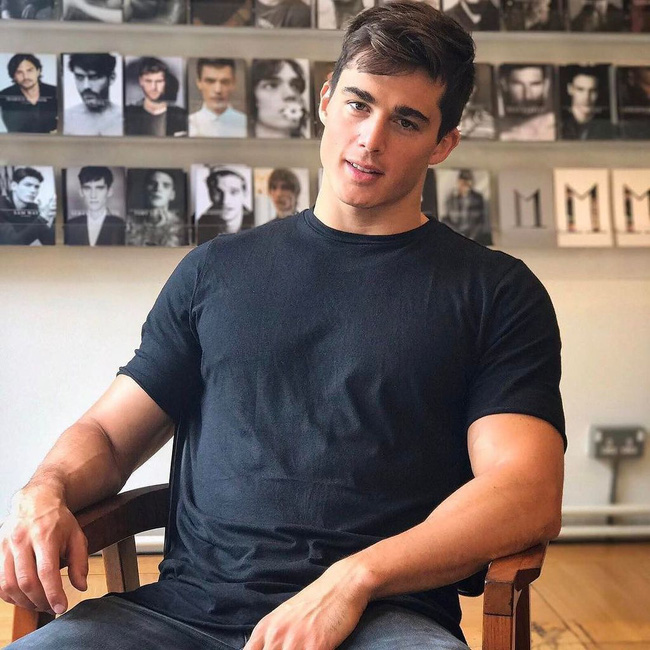 Làm gia sư kiếm thêm tiền, thầy giáo trẻ đẹp trai bị phụ huynh học sinh gạ gẫm và cái kết run bần bật, kinh hãi đến già-1