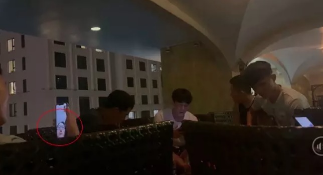 Nhuệ Giang khoe ảnh bị Xuân Trường dìm hàng qua facetime, nhưng việc xảy ra ở đầu dây bên kia mới gây chú ý-3