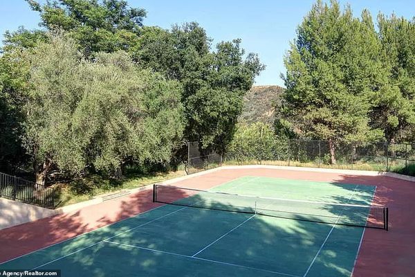 Cận cảnh biệt thự 660 tỷ của nam diễn viên giàu nhất thế giới-11