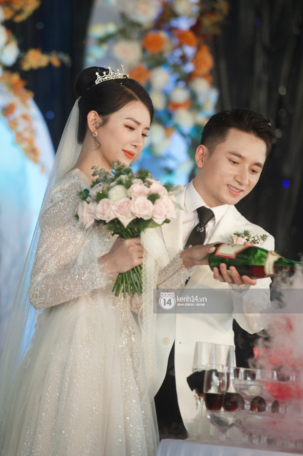 Lấy vợ vui quá, Phan Mạnh Quỳnh bất chấp tự hát ca khúc Vợ Người Ta trong đám cưới mình, phản ứng cô dâu thế nào?-3