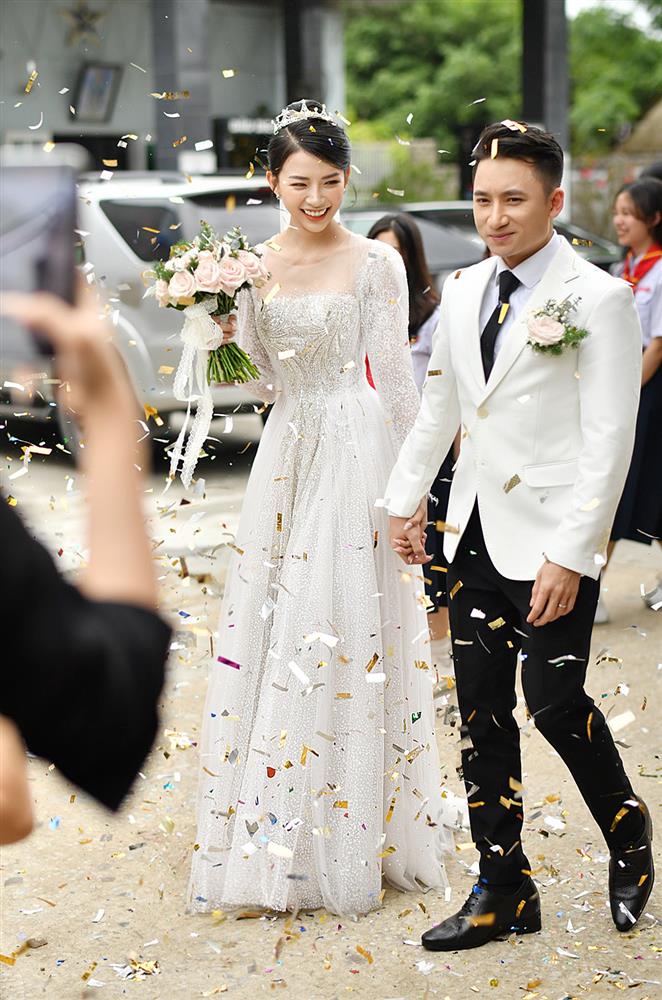Cận cảnh váy cưới đính 10.000 viên pha lê bạc của hot girl Khánh Vy - vợ Phan Mạnh Quỳnh-3