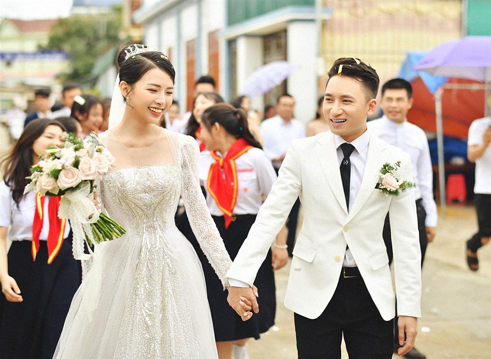 Cận cảnh váy cưới đính 10.000 viên pha lê bạc của hot girl Khánh Vy - vợ Phan Mạnh Quỳnh-5