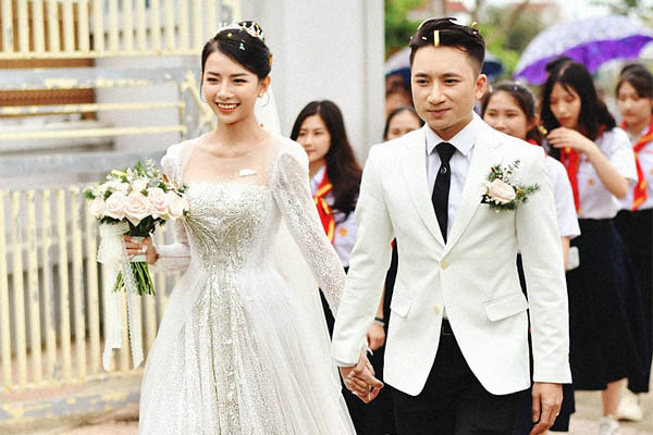 Vợ của Phan Mạnh Quỳnh: Style chẳng khác gì tiểu thư thứ thiệt, sở hữu cả BST túi hàng hiệu cả trăm triệu đồng-27