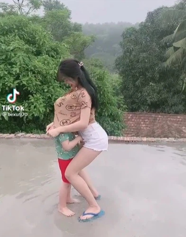 Cô gái đang cùng bé trai vui đùa thì có hành động bất ngờ khiến ai nấy đều phẫn nộ: Đừng đem con nít ra làm trò đùa-2