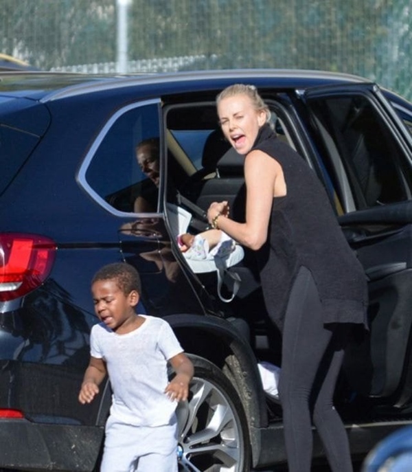 Cuộc sống thực tế đầy khắc nghiệt” của dàn sao hạng A Hollywood khi ở nhà chăm con-1