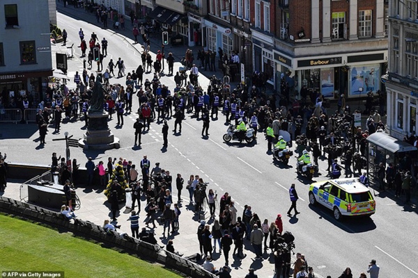Các thành viên Hoàng gia Anh lần lượt xuất hiện, di chuyển đến nơi tổ chức tang lễ của Hoàng tế Philip-11