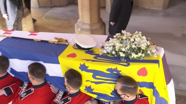 Nữ hoàng Anh rơi nước mắt, ngồi một mình trong tang lễ tiễn người bạn đời 73 năm về nơi an nghỉ cuối cùng-1