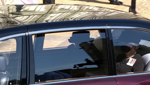 Nữ hoàng Anh rơi nước mắt, ngồi một mình trong tang lễ tiễn người bạn đời 73 năm về nơi an nghỉ cuối cùng-2