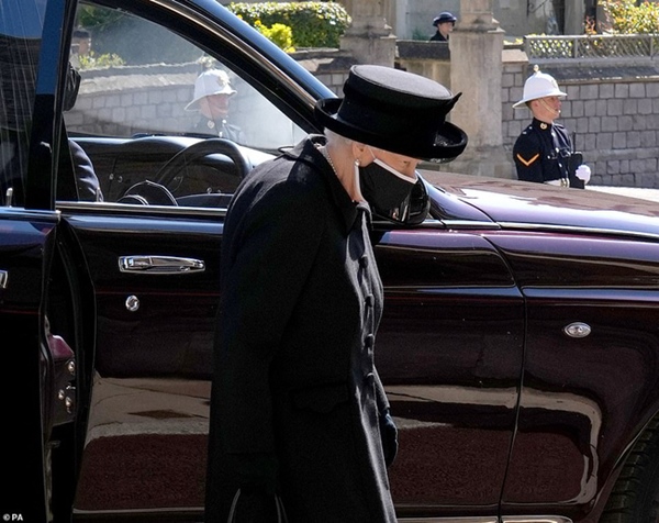 Nữ hoàng Anh rơi nước mắt, ngồi một mình trong tang lễ tiễn người bạn đời 73 năm về nơi an nghỉ cuối cùng-4
