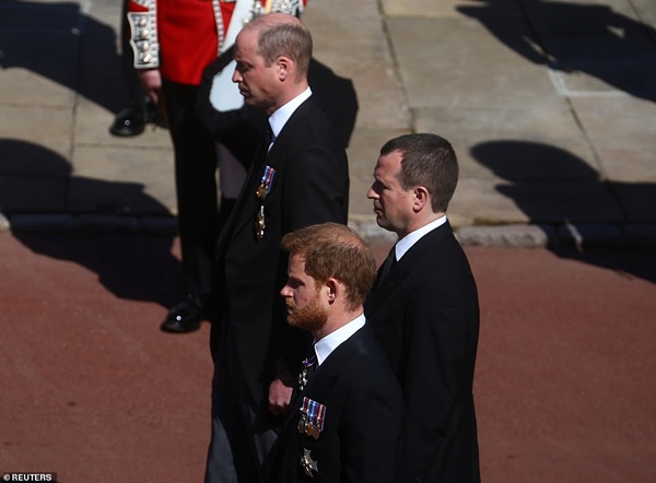 Hoàng tử William và Harry lần đầu xuất hiện cùng nhau tại tang lễ Hoàng tế Philip, chủ động trò chuyện khiến người hâm mộ vui mừng-2