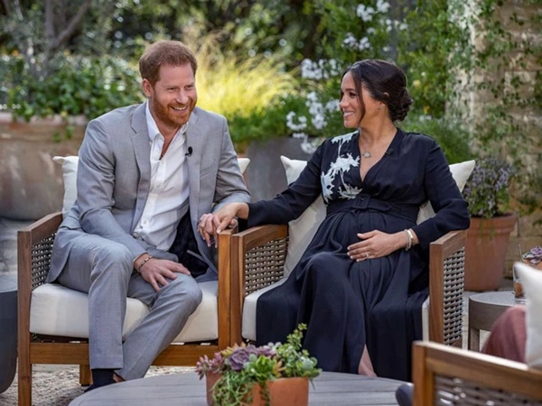 Meghan ở nhà theo dõi tang lễ, không quên gửi một vòng hoa đầy ý nghĩa cho Hoàng tế Philip, đặc biệt còn kèm theo bức thư viết tay-1