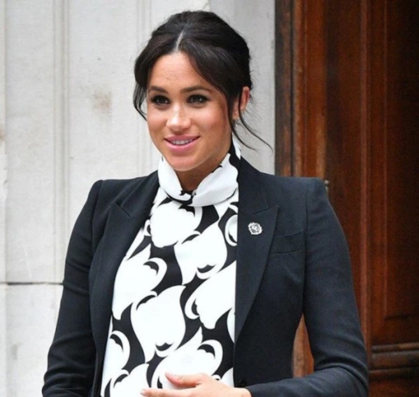 Meghan ở nhà theo dõi tang lễ, không quên gửi một vòng hoa đầy ý nghĩa cho Hoàng tế Philip, đặc biệt còn kèm theo bức thư viết tay-3