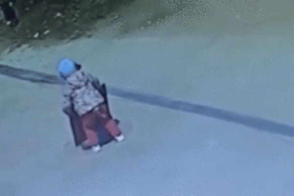 Tò mò mở nắp cống, bé 3 tuổi bất ngờ mất hút