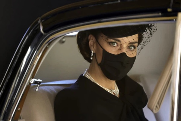 Xem trang phục của Kate Middleton trong tang lễ Hoàng tế Philip, để thấy cô được lòng Nữ hoàng Anh như thế nào-1