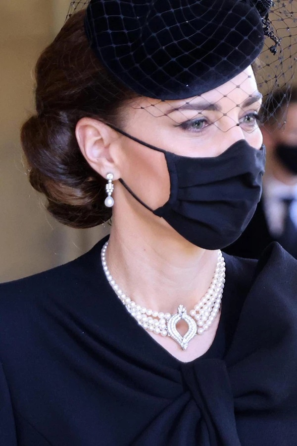 Xem trang phục của Kate Middleton trong tang lễ Hoàng tế Philip, để thấy cô được lòng Nữ hoàng Anh như thế nào-4