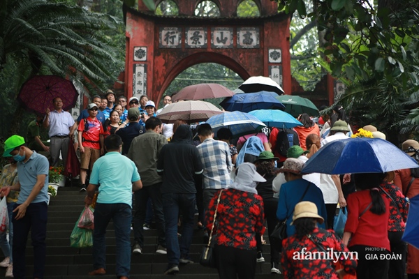Ảnh: Hàng nghìn người đội mưa về dự lễ Giỗ Tổ Hùng Vương-9