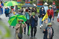 Ảnh: Hàng nghìn người đội mưa về dự lễ Giỗ Tổ Hùng Vương