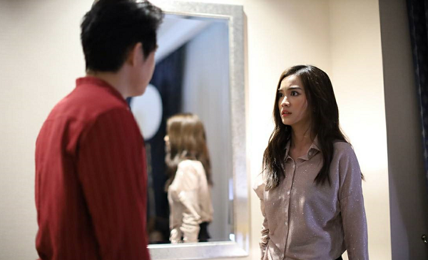 Nhìn thấy món quà sinh nhật tôi tặng, chồng tắt ngúm nụ cười, bối rối kéo tôi vào phòng rồi sửng cồ tra hỏi-1