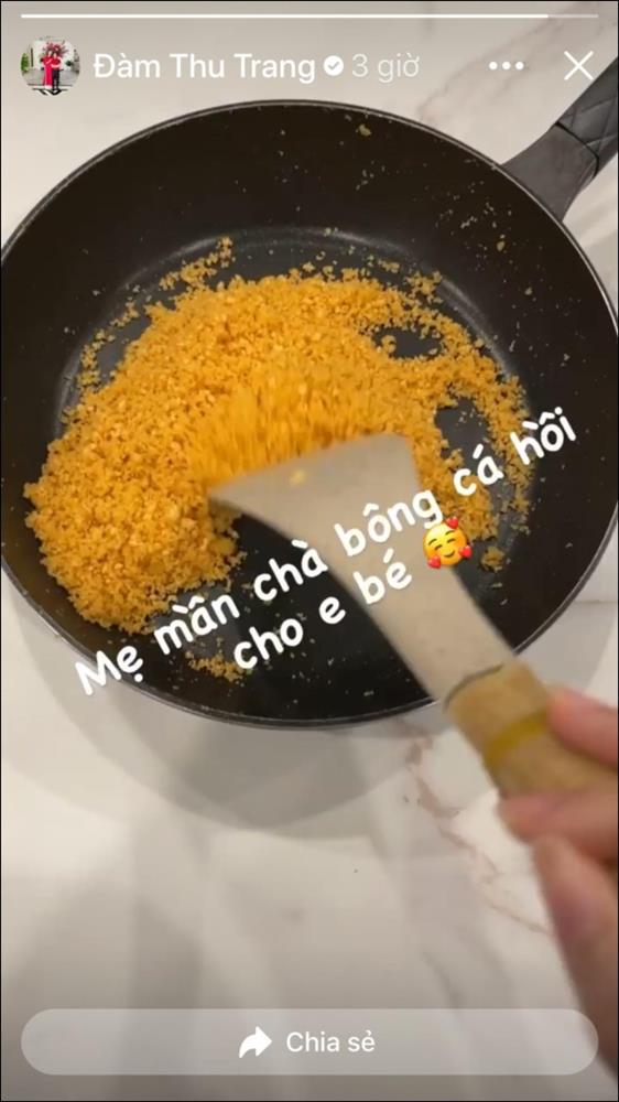 Lấy chồng đại gia, Đàm Thu Trang vẫn là bà mẹ đảm đang khi đích thân vào bếp làm ruốc cá hồi bổ dưỡng cho con gái-3