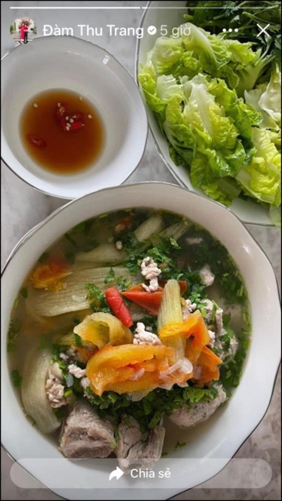 Lấy chồng đại gia, Đàm Thu Trang vẫn là bà mẹ đảm đang khi đích thân vào bếp làm ruốc cá hồi bổ dưỡng&nbsp;cho con gái-4