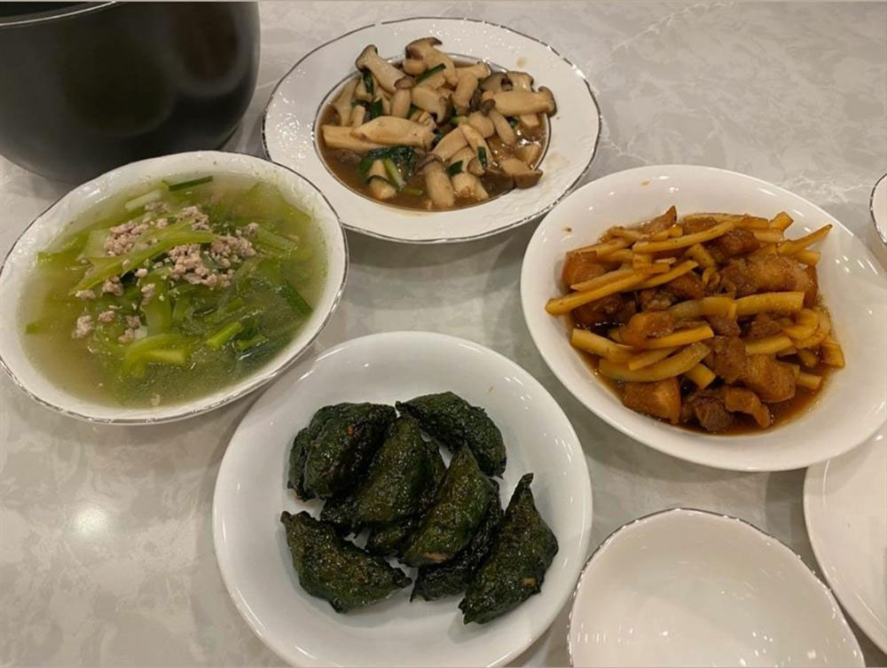 Lấy chồng đại gia, Đàm Thu Trang vẫn là bà mẹ đảm đang khi đích thân vào bếp làm ruốc cá hồi bổ dưỡng cho con gái-5