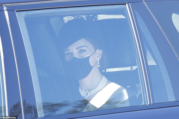 Ý nghĩa đầy tinh tế của chiếc vòng cổ ngọc trai Công nương Kate đeo trong tang lễ của Hoàng tế Philip-1