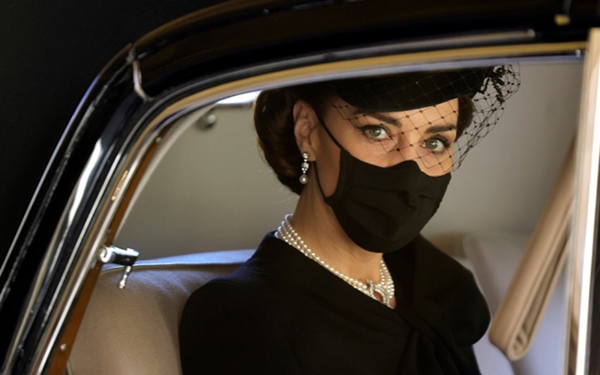 Ý nghĩa đầy tinh tế của chiếc vòng cổ ngọc trai Công nương Kate đeo trong tang lễ của Hoàng tế Philip-2