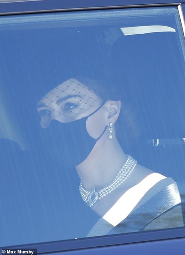 Ý nghĩa đầy tinh tế của chiếc vòng cổ ngọc trai Công nương Kate đeo trong tang lễ của Hoàng tế Philip-3