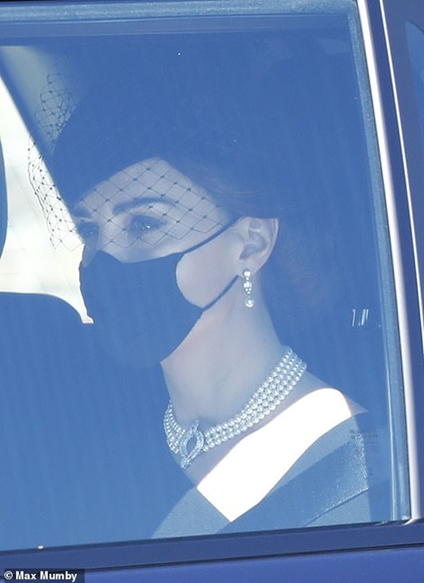 Ý nghĩa đầy tinh tế của chiếc vòng cổ ngọc trai Công nương Kate đeo trong tang lễ của Hoàng tế Philip-4