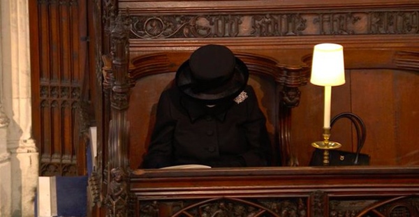 Khoảnh khắc gây nhói lòng trong đám tang Hoàng tế Philip: Nữ hoàng Anh ngồi lặng lẽ tại nơi mà trước đây luôn có chồng nhìn sang trìu mến-2