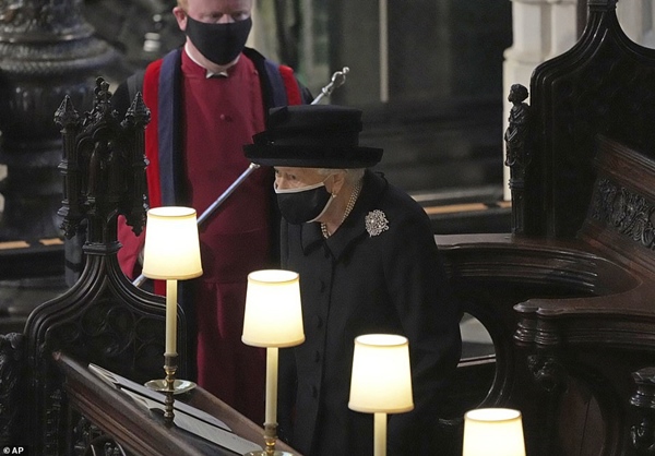 Khoảnh khắc gây nhói lòng trong đám tang Hoàng tế Philip: Nữ hoàng Anh ngồi lặng lẽ tại nơi mà trước đây luôn có chồng nhìn sang trìu mến-8
