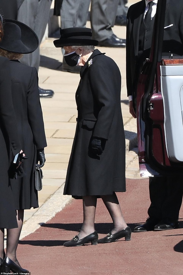 Khoảnh khắc gây nhói lòng trong đám tang Hoàng tế Philip: Nữ hoàng Anh ngồi lặng lẽ tại nơi mà trước đây luôn có chồng nhìn sang trìu mến-20