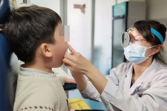 Bé trai 5 tuổi bị u nang dây thanh quản, bố mẹ nên cẩn trọng với thói quen khóc hoặc la hét của con