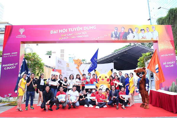 Hàng nghìn ứng viên tham dự đại hội tuyển dụng tư vấn bất động sản Vinhomes-1