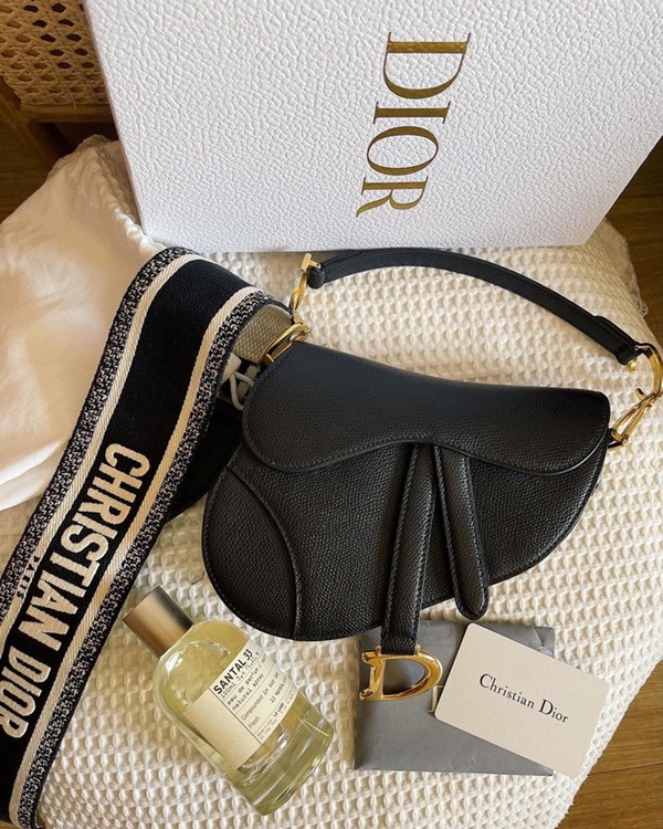 Vợ của Phan Mạnh Quỳnh: Style chẳng khác gì tiểu thư thứ thiệt, sở hữu cả BST túi hàng hiệu cả trăm triệu đồng-5