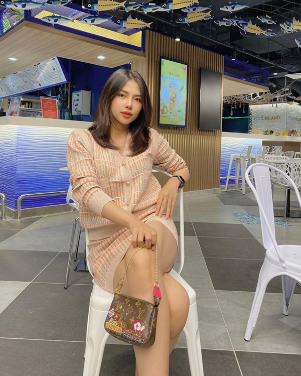 Vợ của Phan Mạnh Quỳnh: Style chẳng khác gì tiểu thư thứ thiệt, sở hữu cả BST túi hàng hiệu cả trăm triệu đồng-19