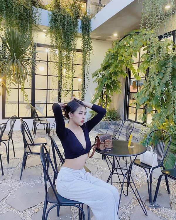 Vợ của Phan Mạnh Quỳnh: Style chẳng khác gì tiểu thư thứ thiệt, sở hữu cả BST túi hàng hiệu cả trăm triệu đồng-22