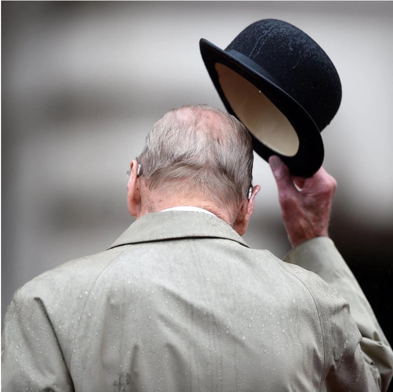 Động thái đầu tiên của Nữ hoàng Anh sau tang lễ Hoàng tế Philip khiến ai cũng đau nhói, nhà Công nương Kate có chia sẻ đầy tinh tế-1