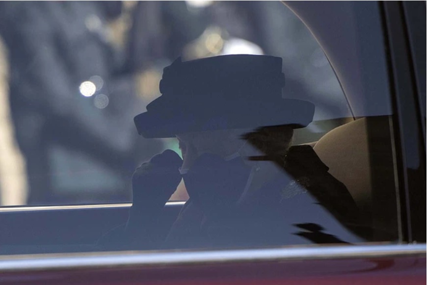 Động thái đầu tiên của Nữ hoàng Anh sau tang lễ Hoàng tế Philip khiến ai cũng đau nhói, nhà Công nương Kate có chia sẻ đầy tinh tế-2