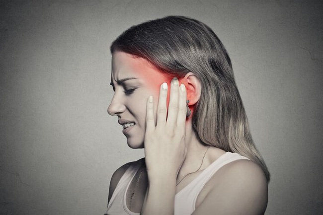 Người phụ nữ bị nghẹt tai tưởng là do ráy tai nhưng khi đi khám lại được chẩn đoán mắc ung thư-1