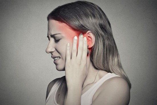 Người phụ nữ bị nghẹt tai tưởng là do ráy tai nhưng khi đi khám lại được chẩn đoán mắc ung thư