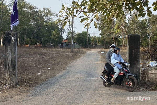 Mẹ đau đớn kể về thời khắc phát hiện con gái 5 tuổi tử vong tại bãi đất trống, nghi bị xâm hại rồi sát hại-3