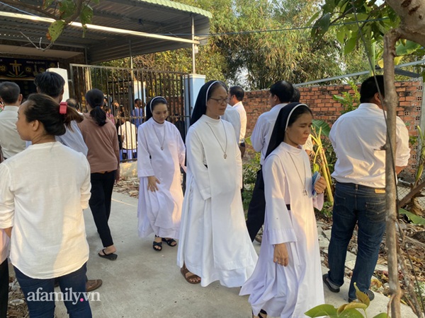 Mẹ đau đớn kể về thời khắc phát hiện con gái 5 tuổi tử vong tại bãi đất trống, nghi bị xâm hại rồi sát hại-8