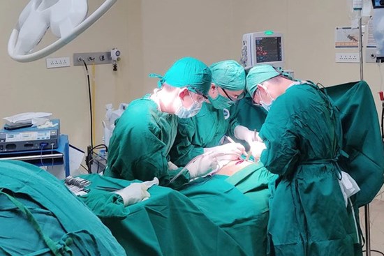 Cấp cứu người đàn ông bị kéo đâm thủng tim máu phun thành vòi, 3 lần tim ngừng đập lúc 0 giờ