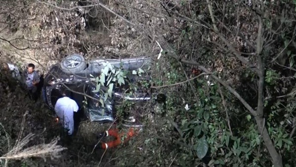 Xe địa hình rơi xuống vách núi 20m, nạn nhân trong xe may mắn thoát chết trong gang tấc và điều kỳ diệu nhất lại nằm dưới hố trũng-1