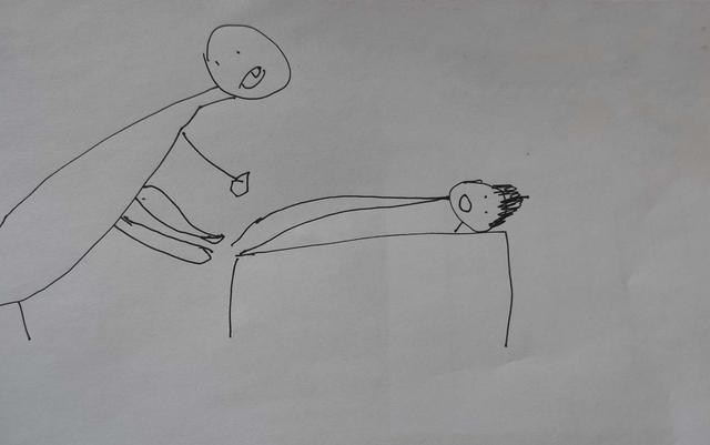 Bé gái đang theo học lớp vẽ tranh, nhưng nhìn thấy nỗi sợ hãi của con ẩn sau những bài vẽ, bố mẹ liền gọi cho cảnh sát-3