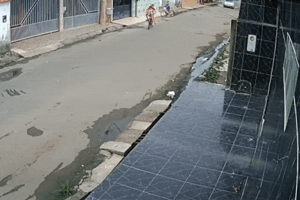 Bé gái lái xe đạp băng qua đường suýt bị ôtô đâm