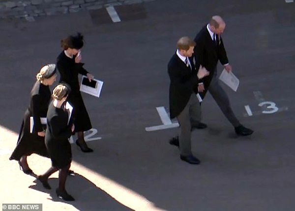 Tiết lộ nội dung cuộc trò chuyện hàn gắn giữa Hoàng tử William và em trai Harry, Meghan lên tiếng ăn theo-2