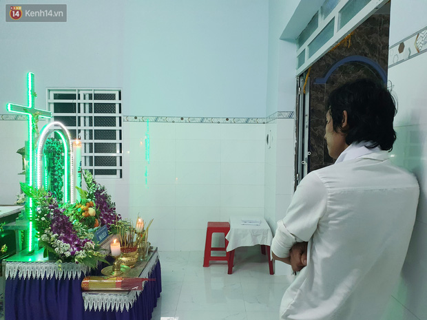 Quặn lòng đám tang bé gái 5 tuổi nghi bị hiếp dâm: Nó gọi điện hỏi ba về chưa, giờ ba về mà nó nằm đó lạnh lẽo...-1